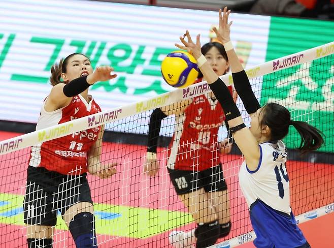 18일 광주 서구 페퍼스타디움에서 열린 프로배구 V리그 여자부 페퍼저축은행과 현대건설의 경기에서 페퍼저축은행 시마무라가 스파이크하고 있다. 2025.11.18. 광주 연합뉴스