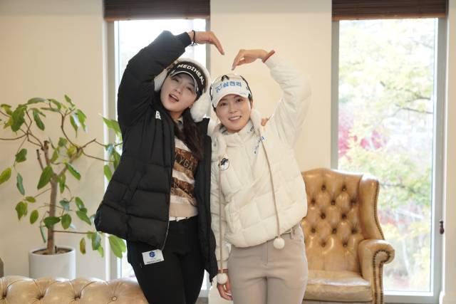 하트 포즈를 취한 박현경(왼쪽)과 전예성. 사진 제공=석교상사