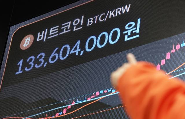 18일 서울 강남구 빗썸 라운지 전광판에 비트코인 시세가 표시돼 있다. 코인마켓캡 기준 비트코인 가격이 9만달러 아래로 내려간 것은 지난 4월 미국발 관세 정책 불확실성 속에 7만4천400달러까지 폭락한 이후 7개월 만이다. 연합뉴스