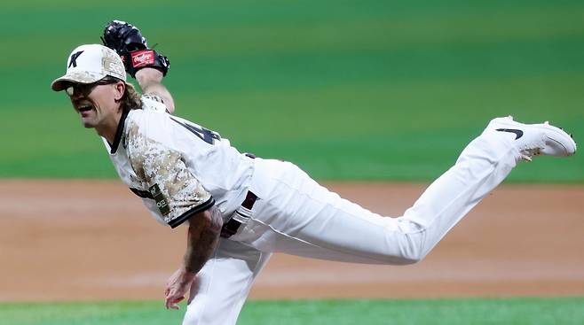 LG는 18일 호주의 좌완 웰스와 아시아쿼터 계약을 체결했다. KBO 경험을 지닌 웰스를 영입하며 2년 연속 통합우승을 향한 기대감을 키우고 있다. 사진은 키움 소속으로 활약했던 당시 웰스.|뉴시스
