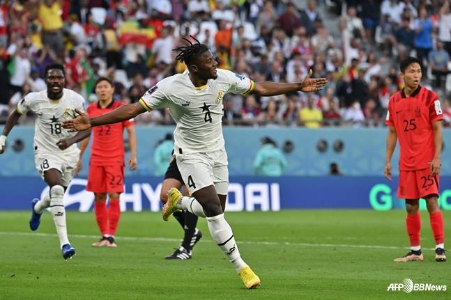 가나 수비수 모하메드 살리수(가운데)가 2022 국제축구연맹(FIFA) 카타르월드컵 한국과 조별리그 경기에서 선제골을 넣고 세리머니하고 있다. /AFPBBNews=뉴스1