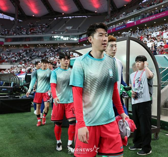 손흥민이 지난 6월 10일 서울월드컵경기장에서 북중미월드컵 최종예선 마지막 경기인 쿠웨이트전이 열리는 가운데 벤치로 향하고 있다. /사진=강영조 선임기자