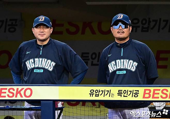 7일 오후 대구삼성라이온즈파크에서 열린 '2025 신한 SOL Bank KBO 포스트시즌' NC 다이노스와 삼성 라이온즈의 와일드카드 2차전 경기, 삼성이 3:0의 스코어로 승리하며 준플레이오프 진출에 성공했다. 9회초 NC 서재응 수석코치와 이호준 감독이 더그아웃에서 경기를 지켜보고 있다. 엑스포츠뉴스DB