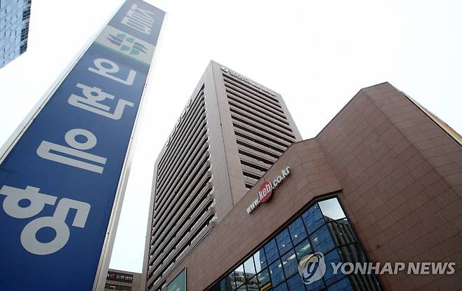 HSBC, 외환銀 지분 인수 합의 (서울=연합뉴스) 이정훈기자 = HSBC는 3일 미국계 사모펀드 론스타가 보유한 외환은행 지분 51.02%를 인수하기로 론스타와 합의했다고 밝혔다. 사진은 서울 을지로2가 외환은행 본점.2007.09.03 uwg806@yna.co.kr