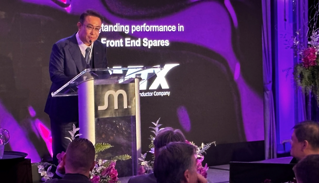 박성훈 씨엠티엑스 대표가 13일(현지시간) 미국 샌프란시스코에서 열린 ‘마이크론 서플라이어 어워드’에서 수상 소감을 발표하고 있다. 씨엠티엑스 제공