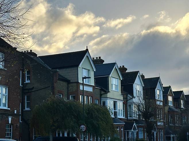 지난 18일 영국 런던의 한 주택가 모습. 최저 기온 4도의 늦가을 날씨에 이미 난방 연기가 나는 집도 있다. 유럽 각국 정부는 겨울철 에너지 부족을 막기 위한 대비에 나섰다./김효인 기자
