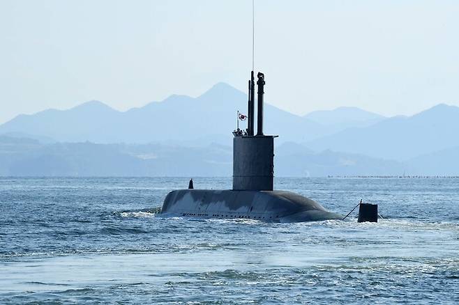 해군의 잠수함 시대를 연 대한민국 1번 잠수함 장보고함이 19일 오후 마지막 항해를 위해 진해군항을 출항하고 있다. 해군 제공