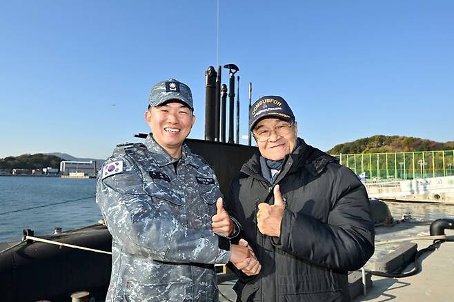 19일 대한민국 1번 잠수함 장보고함의 마지막 항해를 앞두고 안병구 초대함장(오른쪽)과 이제권 장보고함장(왼쪽)이 진해 해군기지에 정박 중인 장보고함 앞에서 기념사진을 촬영하고 있다. 해군 제공