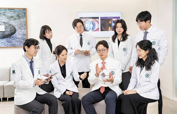 난치성 안과 치료를 위해 센트럴서울안과를 찾는 외국인 환자 수가 크게 증가하고 있다. 2024년 외국인 환자 수는 전년 대비 다섯배 이상 증가했다. 보건복지부 인증 외국인 환자 유치 의료기관과 미국 국방부 트라이케어 프로바이더로 지정된 게 영향을 미쳤다. (시계 방향으로) 왼쪽 위부터 센트럴서울안과 송민혜. 황종욱. 유가영. 최재완. 김미진. 김균형. 유애리. 황영훈 원장. /김지아 헬스조선 객원기자