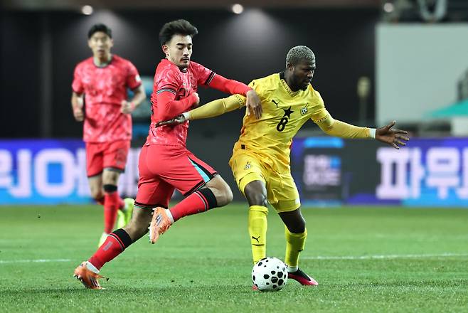 <yonhap photo-3910=""> 공 다투는 옌스 카스트로프 (서울=연합뉴스) 김인철 기자 = 18일 서울 마포구 서울월드컵경기장에서 열린 남자축구 국가대표 A매치 평가전 대한민국과 가나의 경기. 옌스 카스트로프가 공을 다투고 있다. 2025.11.18 yatoya@yna.co.kr/2025-11-18 20:17:28/ <저작권자 ⓒ 1980-2025 ㈜연합뉴스. 무단 전재 재배포 금지, AI 학습 및 활용 금지></yonhap>