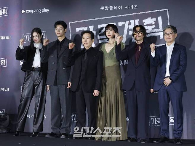 배우 이수현, 로몬, 백윤식, 배두나, 류승범, 김정민 크리에이터(왼쪽부터) 가 26일 오후 서울 용산구 몬드리안 호텔에서 열린 쿠팡플레이 시리즈 '가족계획' 제작발표회에 참석해 포즈를 취하고 있다. 서병수 기자 qudtn@edaily.co.kr /2024.11.26/