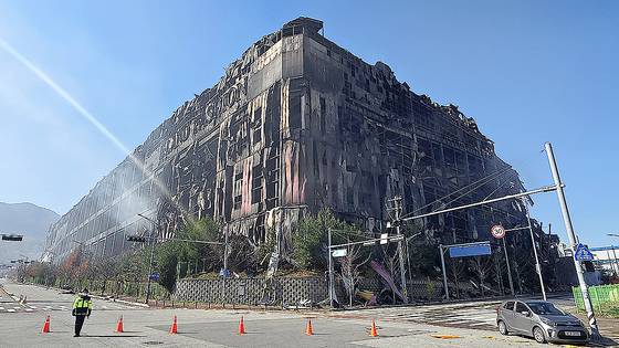 지난 15일 충남 천안시 풍세일반산업단지에서 발생한 화재로 잿더비로 변한 이랜드 천안 물류센터 화재 현장. 불이 난 지 나흘 째인 19일에도 역한 냄새로 인근 공장 직원과 주민들이 고통을 호소했다. 신진호 기자