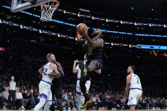 23번째 시즌을 시작한 르브론 제임스(맨 위). 로이터=연합뉴스