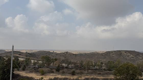 11일(현지시간) 이스라엘 도시 스데롯 외곽의 기바트 코비 전망대에서 바라본 가자지구 북부 지역의 풍경. 2023년 10월 7일 하마스 침공 이후 이스라엘의 평탄화 작업으로 지금은 아무것도 없는 평범한 땅이 됐지만 이전에는 민가와 경작지가 자리하고 있었다. 이스라엘=이근평 기자