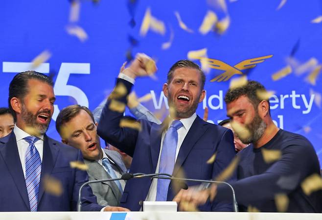 지난 8월 13일 뉴욕 나스닥에서 에릭 트럼프(ALT5 이사)와 도널드 트럼프 주니어(ALT5 옵저버), 월드 리버티 파이낸셜(WLFI) 공동창립자들이 WLFI와 결제업체 ALT5 시그마의 15억 달러 규모 파트너십을 기념하며 개장 종을 울리고 있다. WLF는 WLFI 코인 상장을 앞두고 ALT5-시그마를 인수하고, 이 기업을 활용한 코인 매매로 이익을 얻었다. 사진=연합뉴스