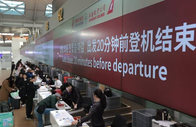 천국제공항 제1여객터미널 출국장이 여행객들로 붐비고 있다. 사진=뉴스1