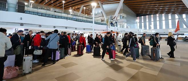인천 연수구 인천항 국제여객터미널을 통해 중국인 무비자 단체관광객들이 입국하고 있다. 사진=연합뉴스