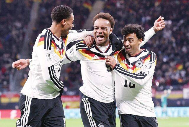 독일의 19세 미드필더 아산 웨드라오고(가운데)가 18일(한국시간) 독일 라이프치히 레드불 아레나에서 열린 2026 북중미월드컵 유럽 예선 A조 최종전 슬로바키아와의 경기에서 골을 넣은 뒤 동료들과 기뻐하고 있다. 독일은 이날 승리로 조 1위를 확정하며 19회 연속 월드컵 본선에 올랐다. AFP연합뉴스