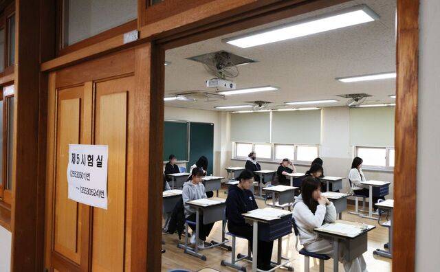 2026학년도 대학수학능력시험(수능)이 실시된 13일 오전 인천 미추홀구 인화여자고등학교에서 수험생들이 시험 시작을 기다리고 있다. 사진공동취재단