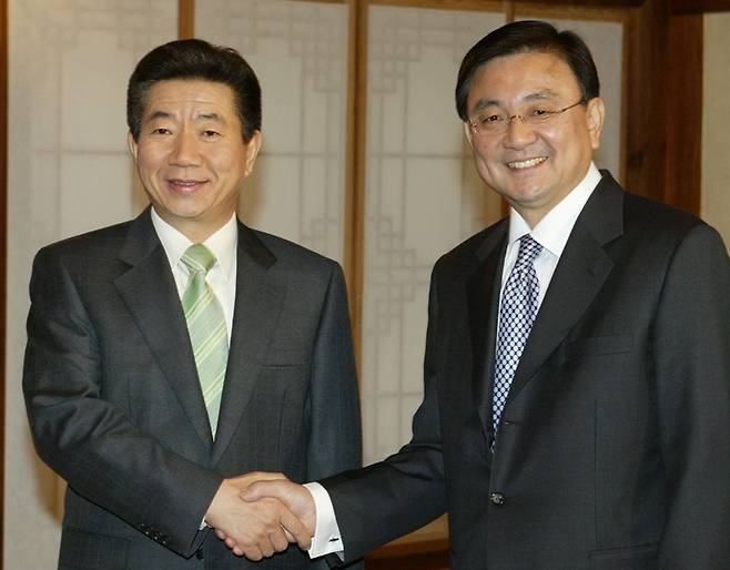 ▲ 노무현 대통령과 홍석현 중앙일보 회장이 2004년 2월14일 오후 청와대 상춘재에서 회견에 앞서 악수를 나누고 있다. ⓒ연합뉴스