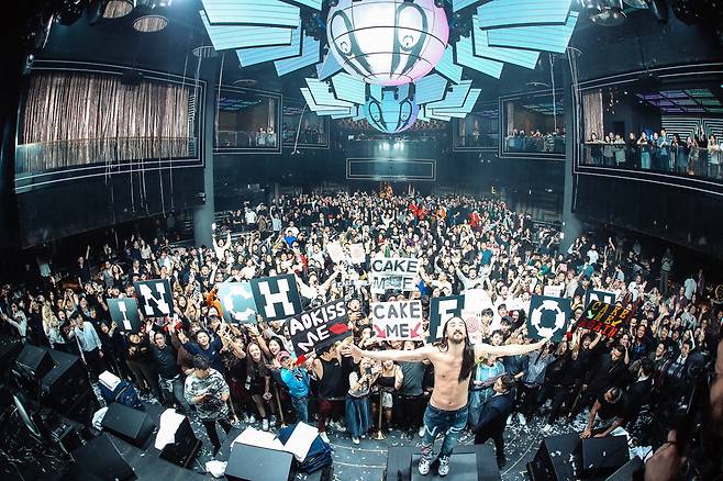 파라다이스시티 크로마가 연말을 맞아 세계적 DJ를 초청해 EDM 공연을 선보인다. 2018년 스티브 아오키의 크로마 초청공연 당시 엔딩 모습. 파라다이스시티