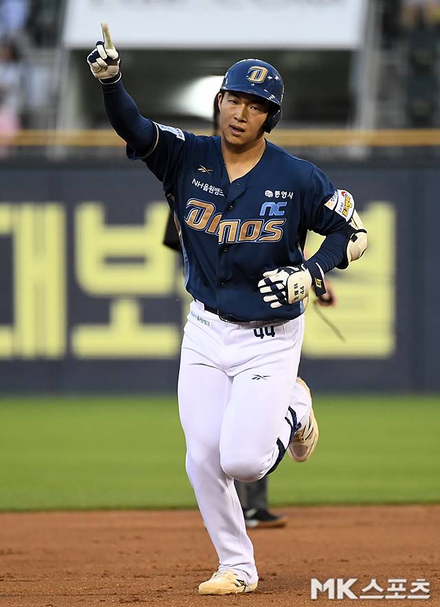6월 19일 서울 잠실야구장에서 ‘2025 KBO리그’ NC 다이노스와 LG 트윈스의 경기가 열렸다. 5회초 2사에서 솔로 홈런을 날린 NC 김휘집이 기뻐하고 있다. 사진=천정환 기자