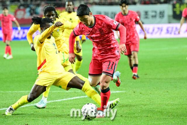축구대표팀 황희찬이 18일 오후 서울월드컵경기장에서 진행된 가나와의 평가전에서 돌파를 하고 있다.