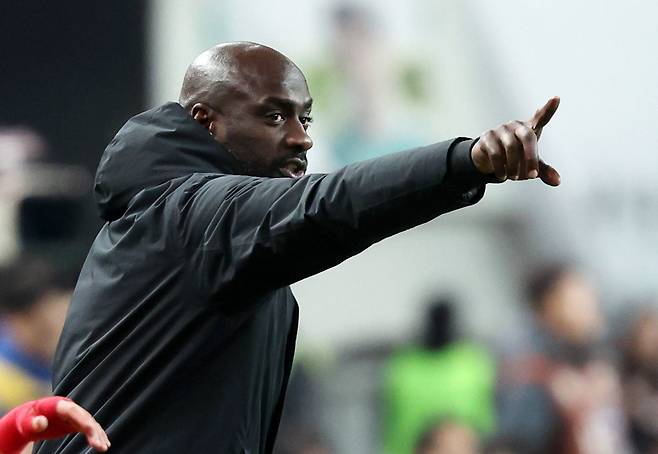 18일 오후 서울 마포구 서울월드컵경기장에서 열린 축구 국가대표팀 평가전 대한민국과 가나의 경기, 오토 아도 가나 감독이 선수들에게 지시하고 있다. 뉴시스