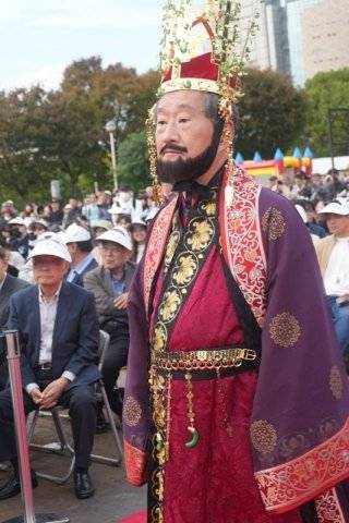 통일신라 태종무열왕 김춘추로 분한 등장인물. 주최 측의 세심한 고증을 통해 완성된 복장을 입고 있다. 오사카=허문명 기자