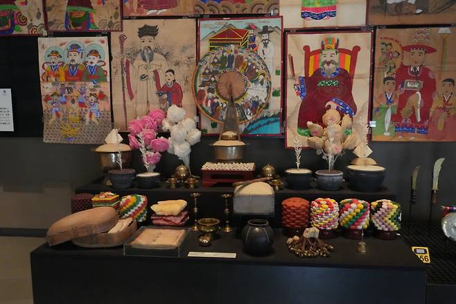 한국 무속의 굿 상차림이 그대로 재현된 한국관 내부. 오사카=허문명 기자