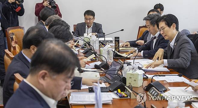 사흘째 2026년도 정부 예산 심의 시작하는 국회 예결위 예산소위 (서울=연합뉴스) 황광모 기자 = 한병도 국회 예산결산특별위원회 위원장을 비롯한 여야 예결위원들이 19일 국회에서 예산안 조정소위원회 사흘째 심사를 하고 있다.
예결위 예산소위는 이날 기획재정부, 국세청, 산업통상부, 기후에너지환경부, 고용노동부 등 기획재정·산업통상자원중소벤처기업·기후환경노동위 소관 부처·기관의 예산안을 심사한다. 2025.11.19 hkmpooh@yna.co.kr