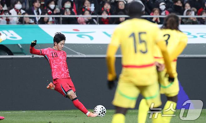 날카로운 크로스로 결승골을 어시스트 한 이강인. 실력은 역시 특별했고 팀을 위한 희생도 돋보였다. ⓒ News1 박지혜 기자