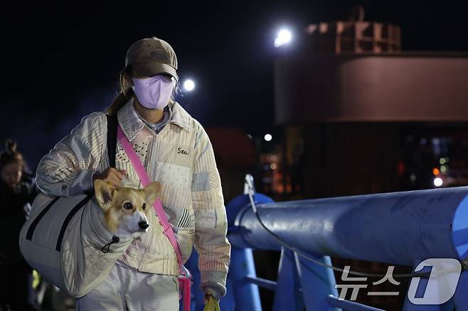 전남 신안 해상에서 좌초된 여객선 퀸제누비아2호 탑승객들 19일 밤 전남 목포해양경찰서 전용 부두로 도착하고 있다. 이날 오후 8시 16분쯤 전남 신안군 장산면 족도에 267명(승객 246명, 승무원 21명)이 탑승한 여객선이 좌초돼 해경이 전원 구조했다. 2025.11.20/뉴스1 ⓒ News1 박지현 기자