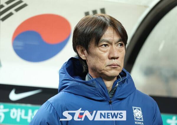 18일 서울월드컵경기장에서 열린 축구 국가대표팀 평가전 대한민국과 가나의 경기, 대한민국 홍명보 감독이 경기장에 입장해 있다. /사진=뉴시스