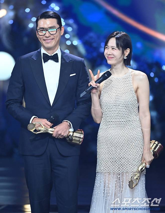 제46회 청룡영화상 시상식이 19일 여의도 KBS홀에서 열렸다. 청정원 인기 스타상을 수상한 현빈, 손예진이 기뻐하고 있다. 있다. 허상욱 기자 wook@sportschosun.com/2025.11.19/