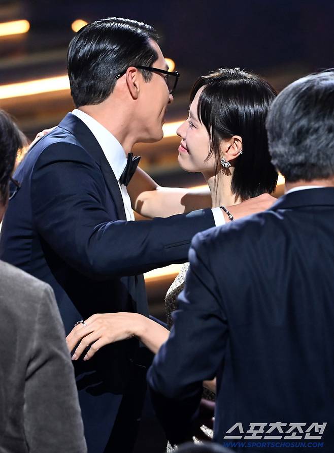 제46회 청룡영화상 시상식이 19일 여의도 KBS홀에서 열렸다. 남우주연상을 수상한 현빈이 아내 손예진의 축하를 받고 있다. 허상욱 기자 wook@sportschosun.com/2025.11.19/