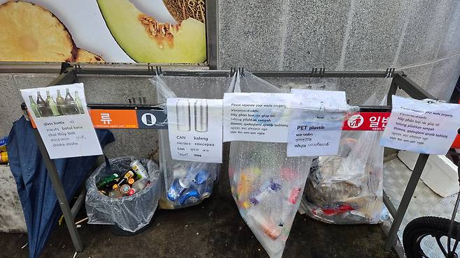 경남 거제시 장평동에 위치한 주택가 분리수거함의 모습. 분리수거가 안내가 외국어로 되어 있다. /이민경 기자