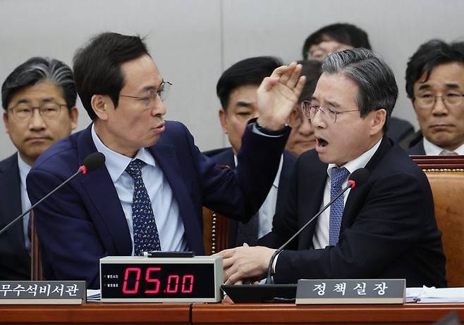 지난 18일 국회에서 열린 운영위원회 전체회의에서 김용범 대통령실 정책실장이 국민의힘 김은혜 의원의 질의에 답하는 도중 언쟁을 이어가자 우상호 대통령실 정무수석이 이를 제지하고 있다. ⓒ연합뉴스