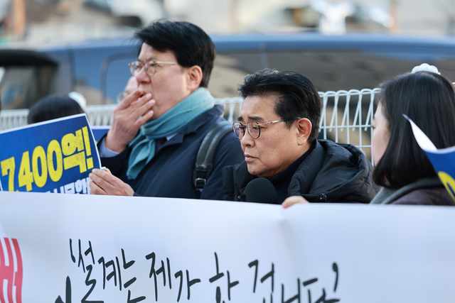 새미래민주당 전병헌(오른쪽 두번째) 대표 등 지도부 인사들이 지난 11월 19일 서울 강남구에서 ‘천화동인 4호 실소유주’ 남욱 변호사가 500억원대 매물로 내놓은 ‘역삼동 부지’를 찾아 현장최고위원회의를 열어 발언하고 있다. 새민주는 대장동 개발비리 재판 1심에서 검찰이 범죄수익 추징 구형한 7886억원 중 473억원만 인정된 가운데, 법무부·검찰 수뇌 외압 의혹으로 검찰이 항소 포기해 7400억여원 추징이 무산됐다고 비판해왔다.<새미래민주당 제공 사진>