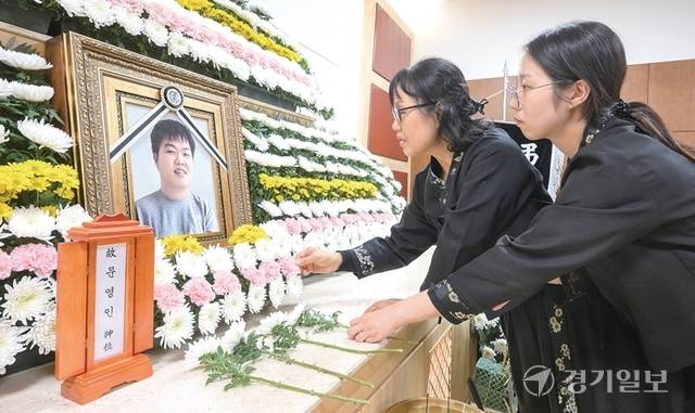 부천제일시장 사고로 중상을 입고 치료를 받던 중 뇌사 판정을 받은 고 문영인씨가 5명에게 장기를 기증한 사실이 알려지며 주위를 숙연하게 하고 있다. 20일 부천장례식장에서 어머니 최서영씨와 누나 문수진씨가 고인의 영정을 바라보고 있다. 윤원규기자