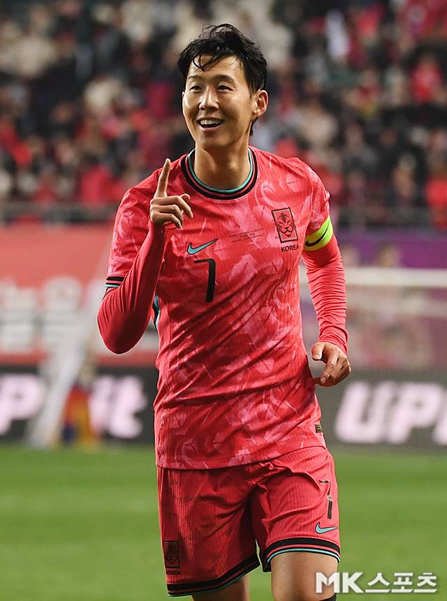 손흥민에게 있어 이번 북중미월드컵은 사실상 ‘라스트 댄스’다. 1년 뒤 사우디 아라비아에서 열리는 아시안컵까지 출전한다고 하더라도 남은 시간이 많지 않다. 즉 그동안 손흥민을 중심으로 했던 A매치 특수, 구름 관중은 그가 떠나면서 다시는 없을 일이 될 수도 있다는 우려가 크다. 사진=천정환 기자