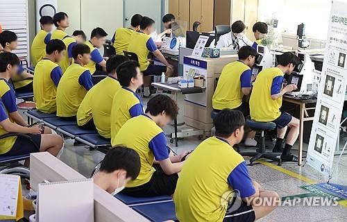 신체검사 받는 입영 대상자들 (부산=연합뉴스) 강선배 기자 = 2025년 부산·울산지역 병역판정검사가 실시된 14일 부산 수영구 부산·울산지방병무청에서 입영 대상자들이 신체검사를 받고 있다. 2025.1.14 sbkang@yna.co.kr