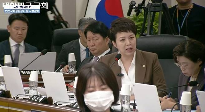 김은혜 국민의힘 의원이 지난 10월 27일 이학재 인천국제공항공사 사장을 상대로 질의하고 있다. 국회 인터넷의사중계시스템 캡처