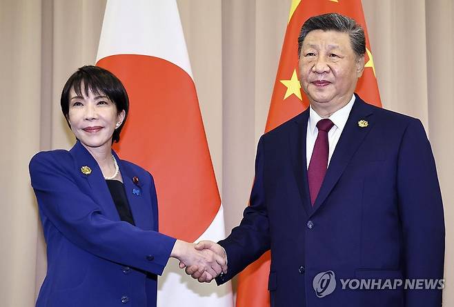 경주에서 만난 중일 정상 (경주 교도=연합뉴스) 시진핑 중국 국가주석과 다카이치 사나에 일본 총리가 31일 경주에서 열린 중일 정상회담에 앞서 악수하고 있다. 2025.10.31 photo@yna.co.kr