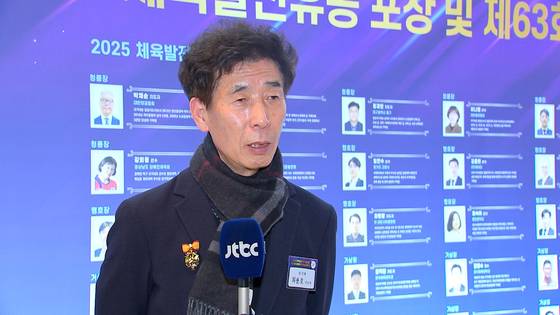 JTBC와 인터뷰 중인 최용호 감독 (사진=JTBC)