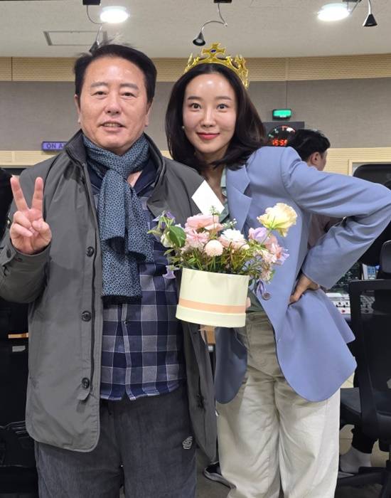 서미는 최근 TBS '최일구의 허리케인 라디오' '힘든 싱어' 코너에서 5연승을 차지하며 실력을 인정받았다. 1986년 서울에서 태어난 서미는 173cm의 늘씬한 체격을 지닌 서구적 외모의 미녀 가수다. /TBS