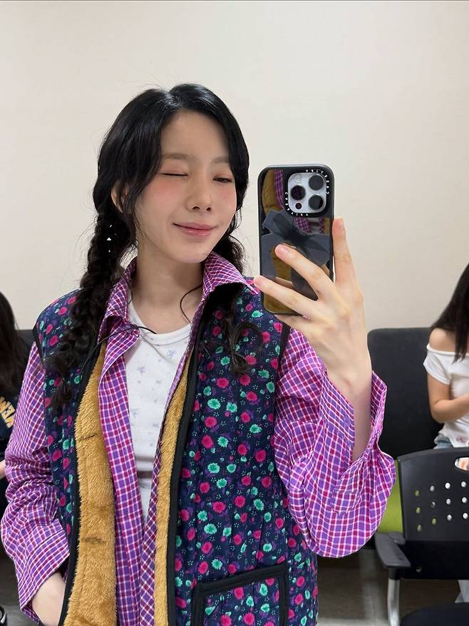 체크 셔츠와 김장조끼를 레이어링한 태연의 김장조끼 패션. @taeyeon_ss