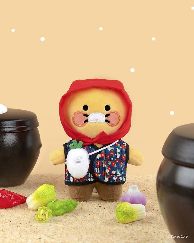카카오 프렌즈 ‘춘식이’도 무 모양의 크로스백과 함께 김장조끼 패션을 선보였다. @kakaofriends_official