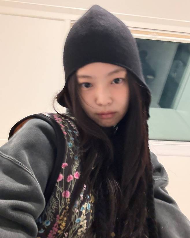 긴 테슬 장식의 비니, 빈티지 터치의 스웻셔츠와 김장조끼를 믹스앤매치 한 블랙핑크 제니. 김장조끼를 힙한 아웃도어 룩으로 업그레이드시켰다. @jennierubyjane