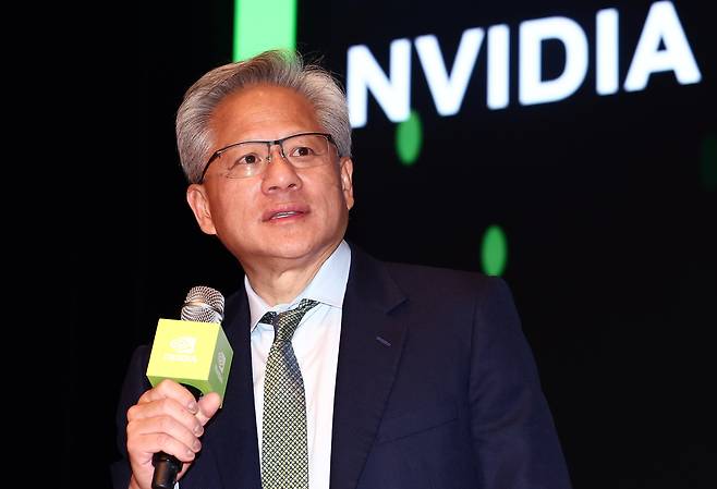 젠슨 황 엔비디아 최고경영자(CEO)가 31일 오후 경북 경주예술의전당에서 기자간담회를 하고 있다./뉴스1 제공